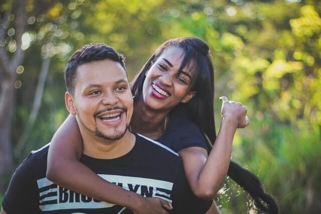 Um casal abraçados e sorrindo